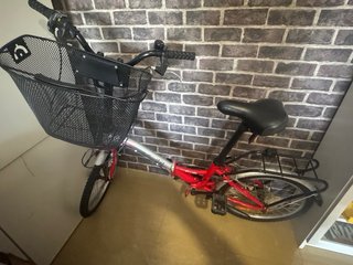 Bicicleta plegable roja y plateada