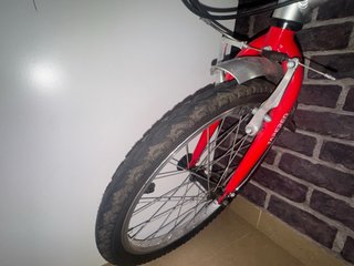 Bicicleta plegable roja y plateada