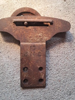 Soporte polea antiguo de hierro