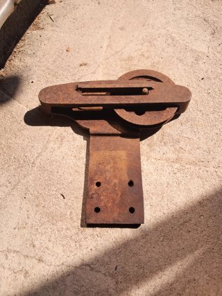Soporte polea antiguo de hierro