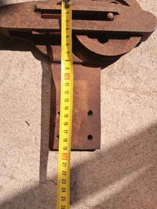 Soporte polea antiguo de hierro