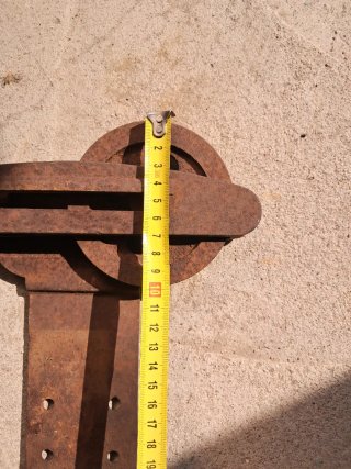 Soporte polea antiguo de hierro