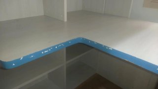 Cama alta con almacenaje, escritorio y silla