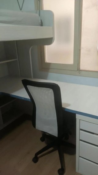 Cama alta con almacenaje, escritorio y silla