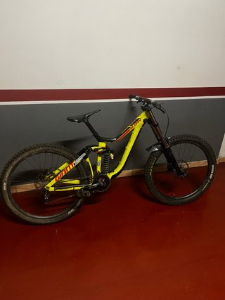 Bicicleta DH Giant Glory