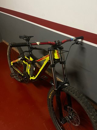 Bicicleta DH Giant Glory