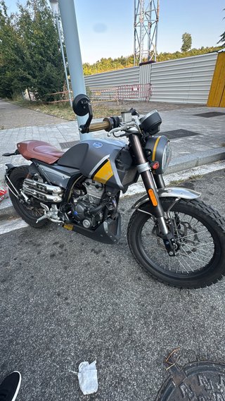 FB Mondial 125 Hps Moto Naked Negra/Gris/Amarilla