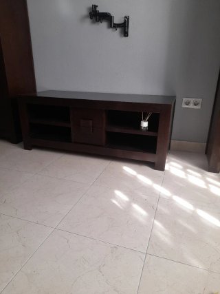 Mueble de madera oscura