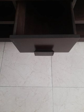 Mueble de madera oscura