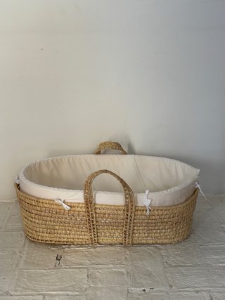Moisés de mimbre con soporte