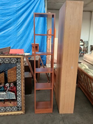 Estantería de madera marrón