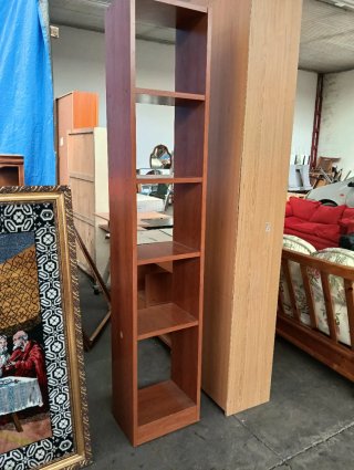 Estantería de madera marrón
