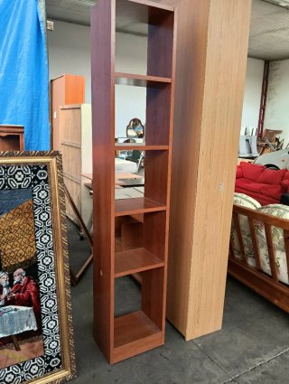 Estantería de madera marrón