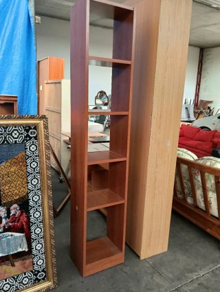 Estantería de madera marrón