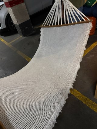 Hamaca de tela blanca con soporte de madera