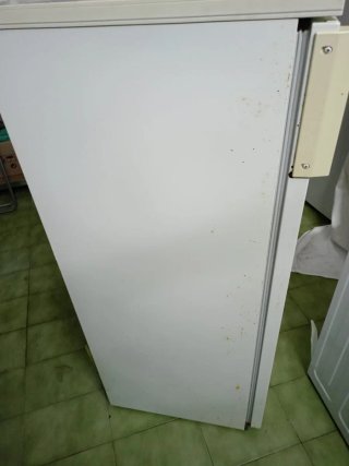 Nevera mediana blanca