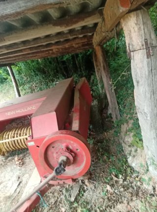 Empacadora de heno roja