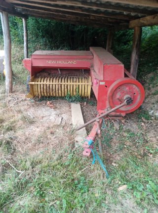 Empacadora de heno roja