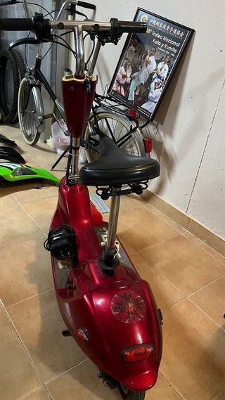 Scooter Eléctrica Roja con Asiento