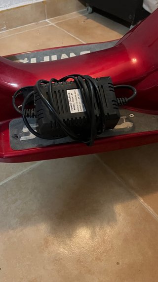 Scooter Eléctrica Roja con Asiento