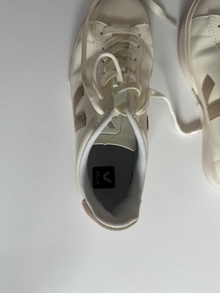 Zapatillas Veja Blancas y Beige