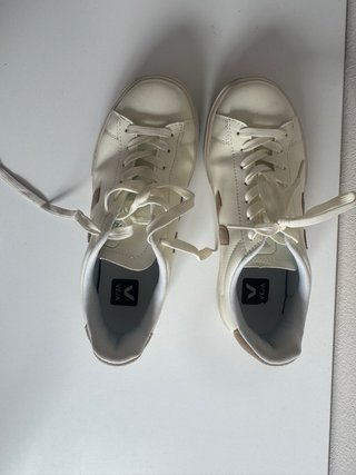 Zapatillas Veja Blancas y Beige