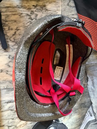 Casco y patines en línea con protecciones