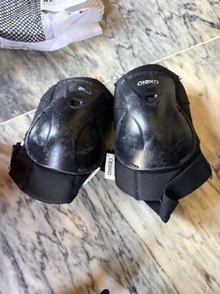 Casco y patines en línea con protecciones