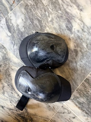 Casco y patines en línea con protecciones