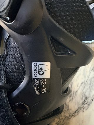 Casco y patines en línea con protecciones