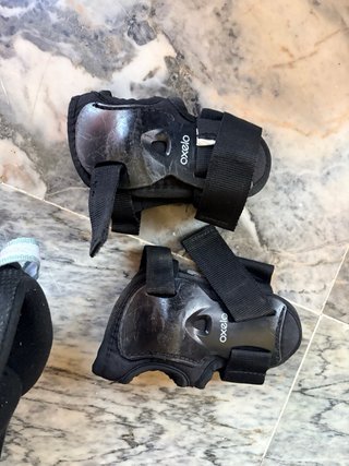 Casco y patines en línea con protecciones