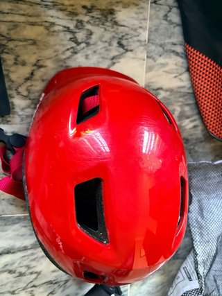 Casco y patines en línea con protecciones