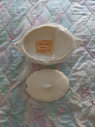 Sopera porcelana blanca y dorada