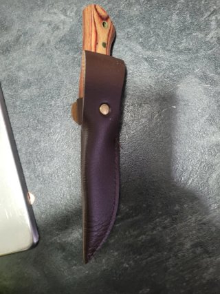 Cuchillo de caza con funda de cuero
