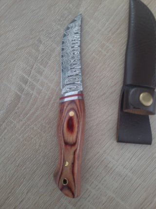 Cuchillo de caza con funda de cuero