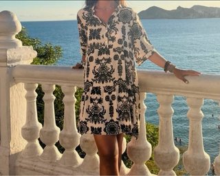 Vestido estampado manga corta beige y negro