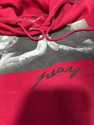 Sudadera roja con estampado Pray
