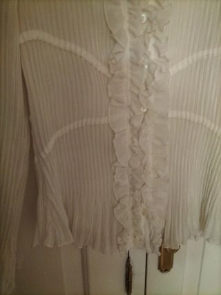 Elegante blusa blanca con volantes