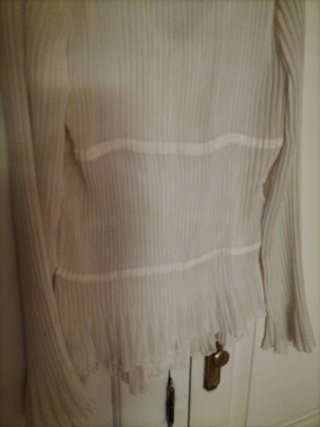 Elegante blusa blanca con volantes
