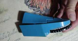 Impresora de etiquetas Dymo antigua azul. Años 80