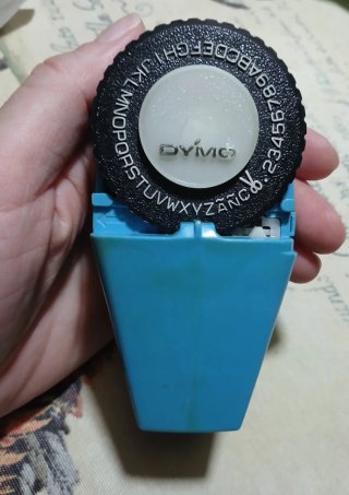 Impresora de etiquetas Dymo antigua azul. Años 80