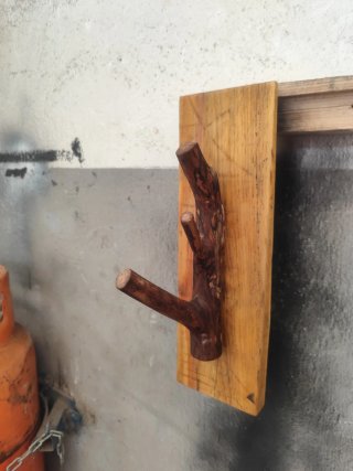 Percha artesanal de madera