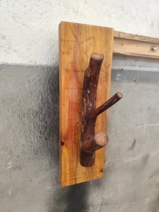 Percha artesanal de madera