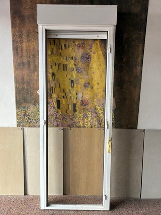Puerta abatible aluminio blanco con persiana