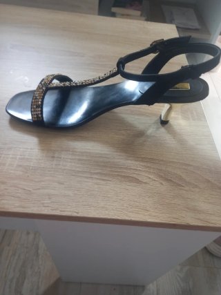 Sandalias negras con pedrería T.41