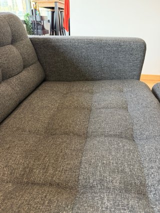 Sofá 3 plazas gris oscuro con puff