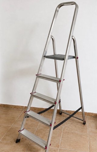 Escalera de aluminio plegable