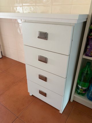 Escritorio blanco con cajones