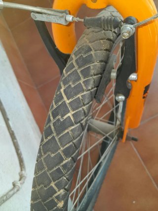 Bicicleta BMX negra y naranja .