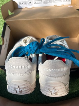 Converse Blancas con Logo Rojo